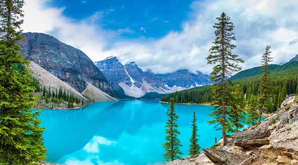 Banff lake and mountains